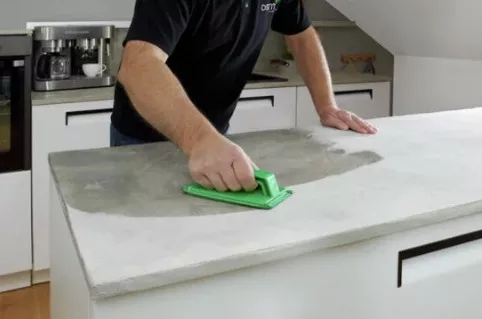 Applicering av Osmo Betongolja på bänkskiva