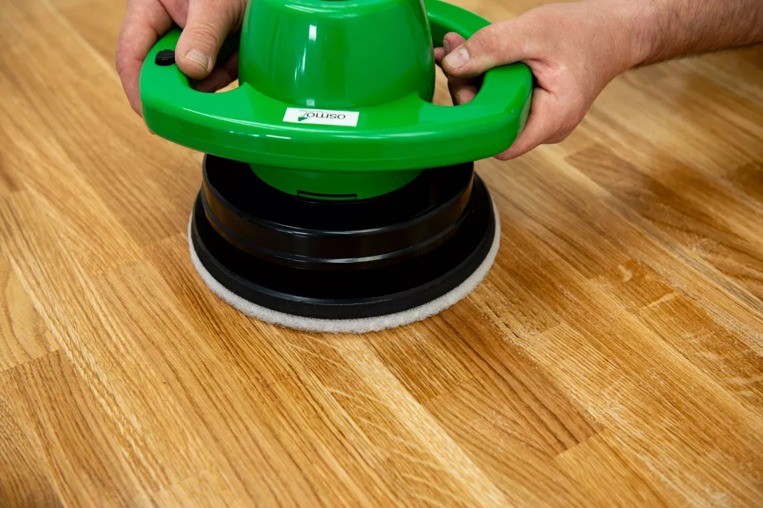 Applicering av Osmo Hårdvaxolja med Osmo Polermaskin Hand och Osmo Rondell Vit