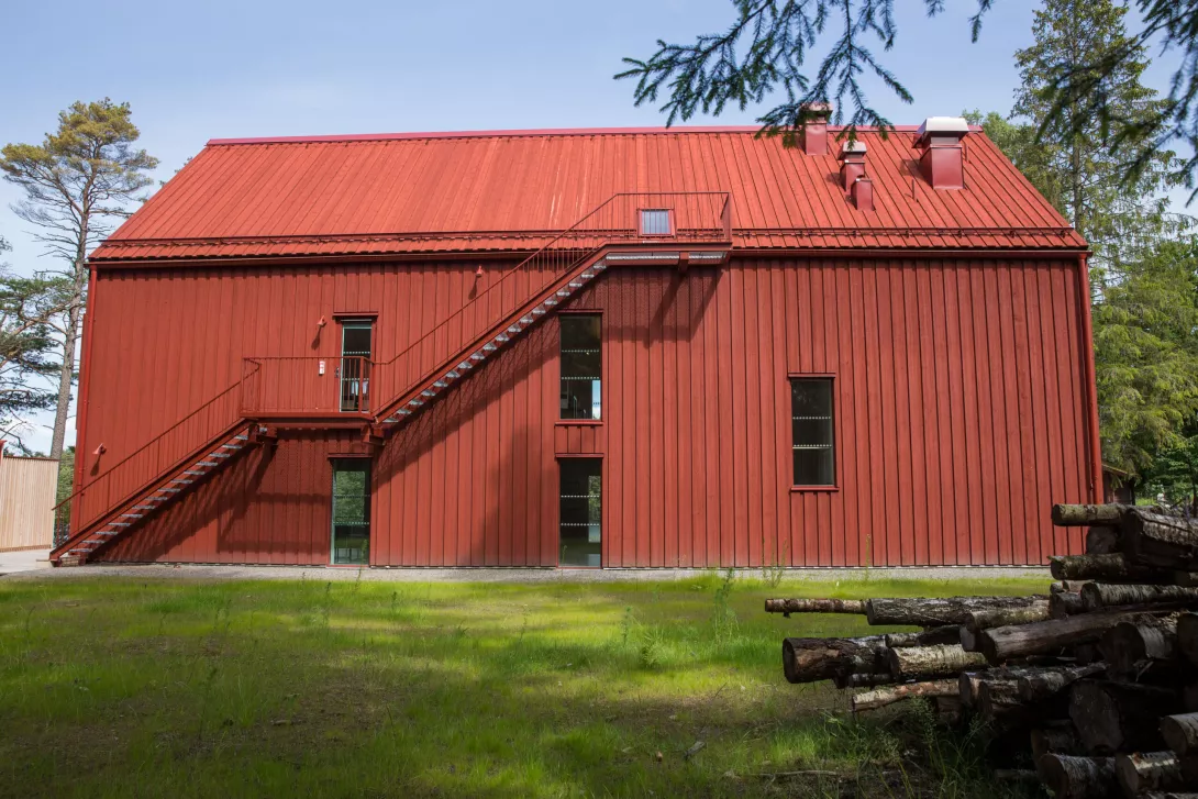 Auson Rödtjära på fasad och yttertak av trä faltak