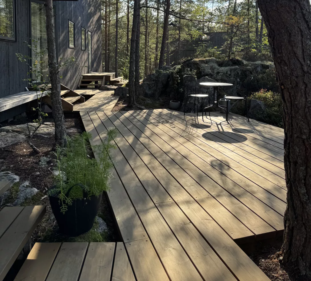 Auson Skogsbrun Tjärolja på altan