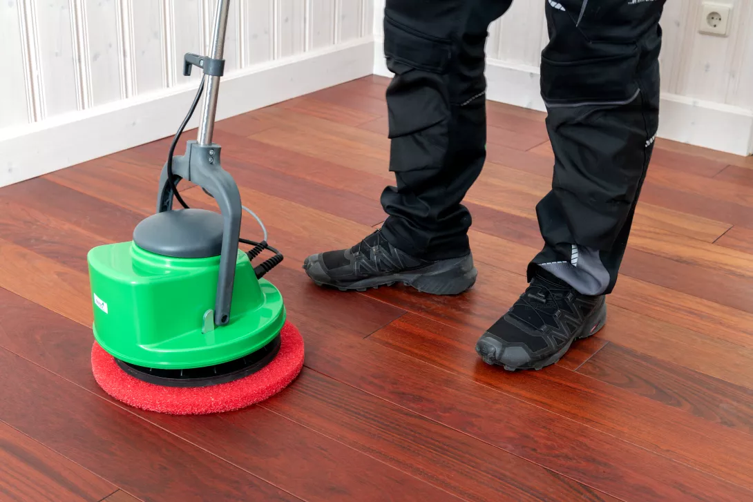 Osmo Golvmaskin periodiskt underhåll och renovering av golv med röd rondell