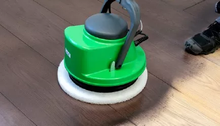 Osmo Golvmaskin infärgning av golv med vit rondell
