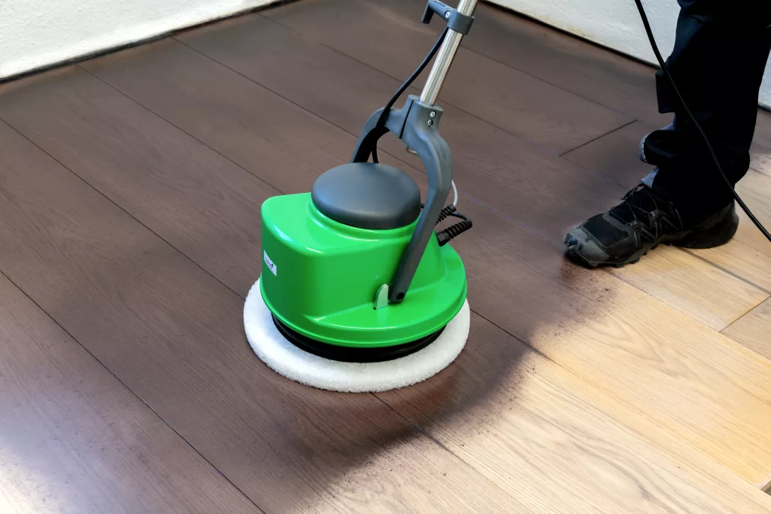 Infärgning av golv med Osmo Golvmaskin och Osmo Rondell Vit