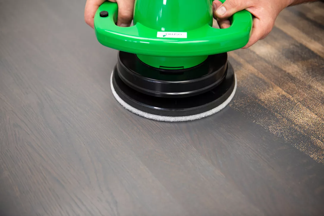 Infärgning med Osmo Polermaskin Hand och Osmo Rondell Vit