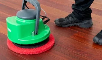 Osmo Golvmaskin periodiskt underhåll och renovering av golv med röd rondell