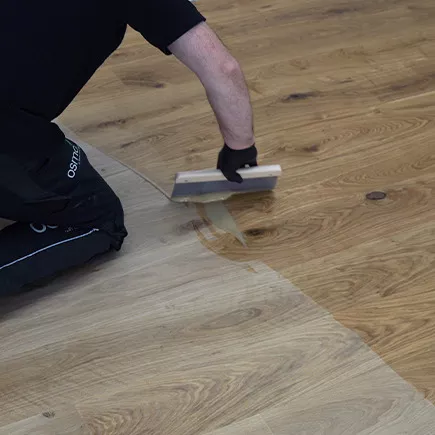 Osmo Onecoat 2K appliceras med Osmo Dubbelspackel