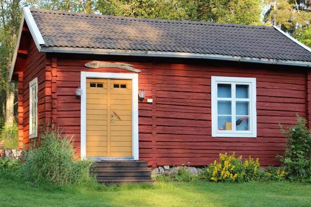 Hus med Gultjära på dörr