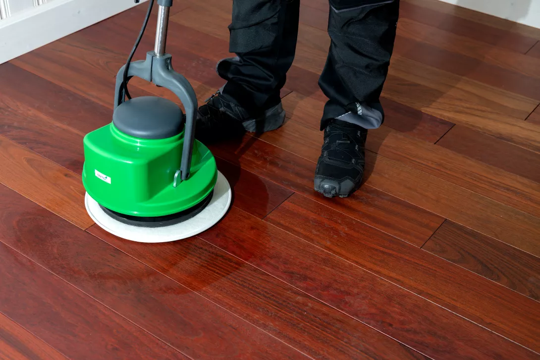 Underhåll av golv med Osmo Golvmaskin och Osmo Mikrofiberrondell