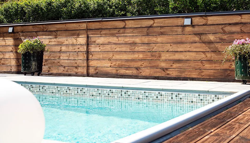 Timberex Timberguard Teak på terrass och insynsskydd